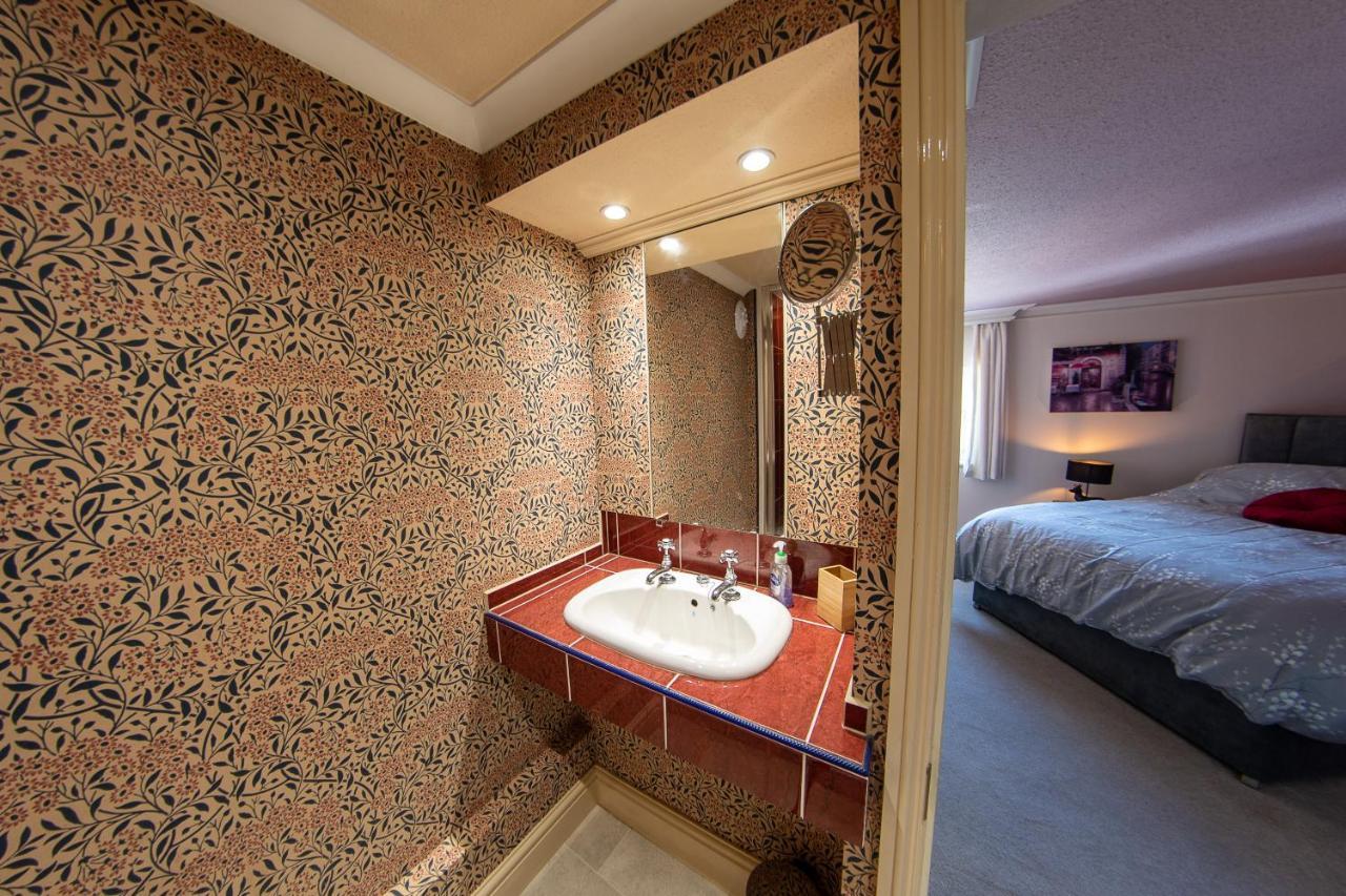 3, The Dolphin, 49 Quay Street - Stunning Apartment - Quintessential - Quay Views - Sleeps 2-4 People Newport  Exterior photo
